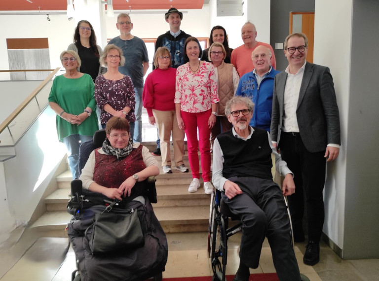 Gruppenfoto des neuen Beirats für Menschen mit Behinderung der Stadt Neumarkt.