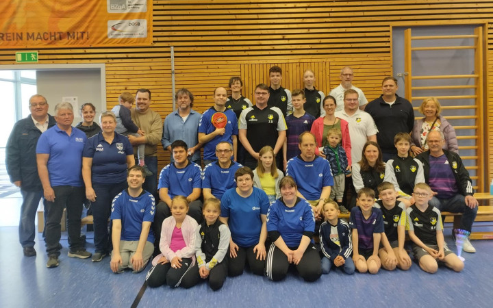 Gruppenfoto des inklusiven Tischtennisturniers vom SC Pollanten und der Lebenshilfe Neumarkt