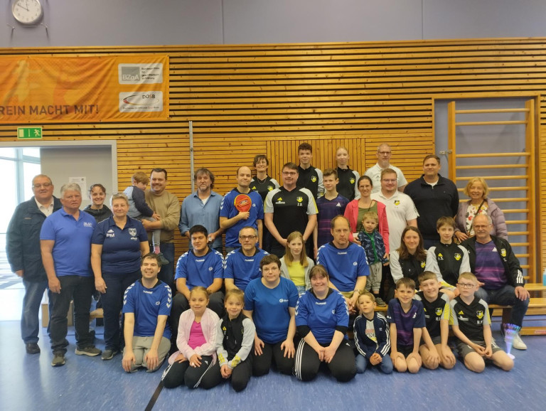 Gruppenfoto des inklusiven Tischtennisturniers vom SC Pollanten und der Lebenshilfe Neumarkt