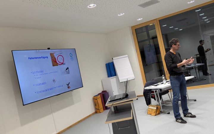 Referent Marcus Hecke vom Hospizverein Nürnberg bei einem Vortrag zum Thema Vorsorge