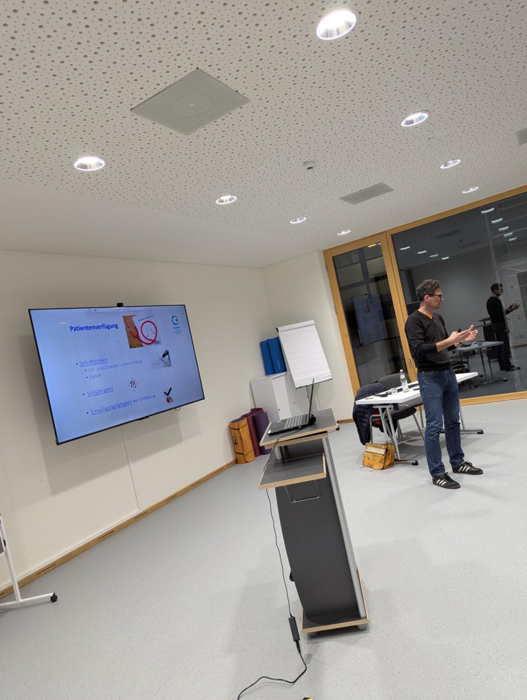 Referent Marcus Hecke vom Hospizverein Nürnberg bei einem Vortrag zum Thema Vorsorge