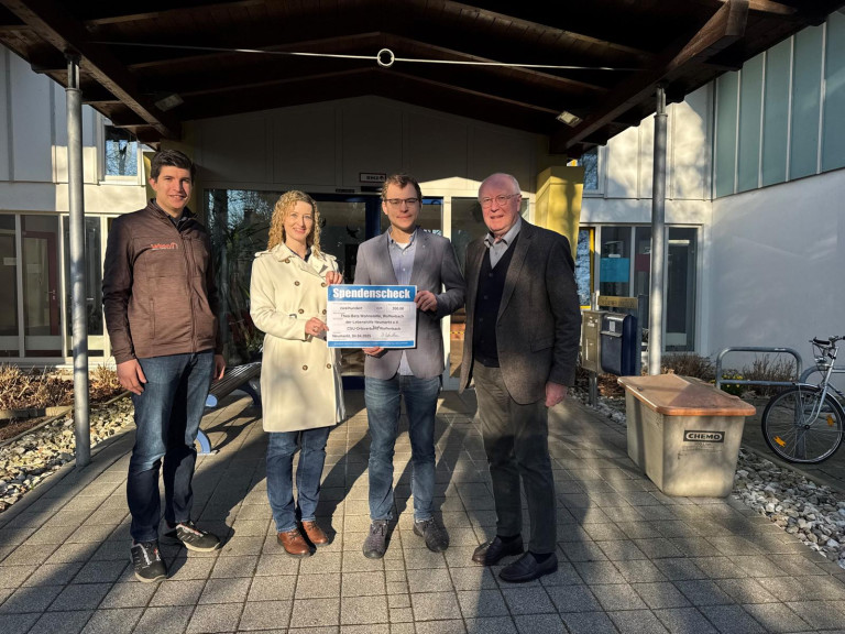 Spendenübergabe CSU-Ortsverbände Woffenbach und Stauf vor der Theo-Betz-Wohnstätte