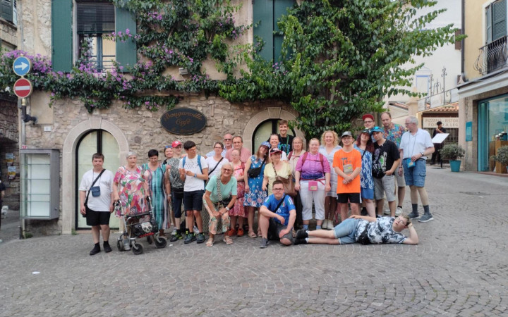 Die Reisegruppe vor einem Café