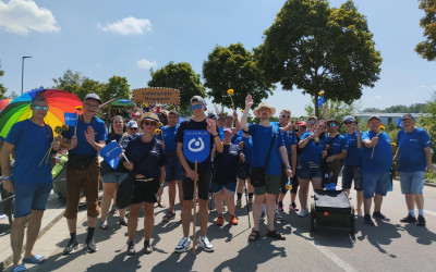 Gruppenfoto der Teilnehmer*innen der Lebenshilfe Neumarkt beim Volksfestzug 2025