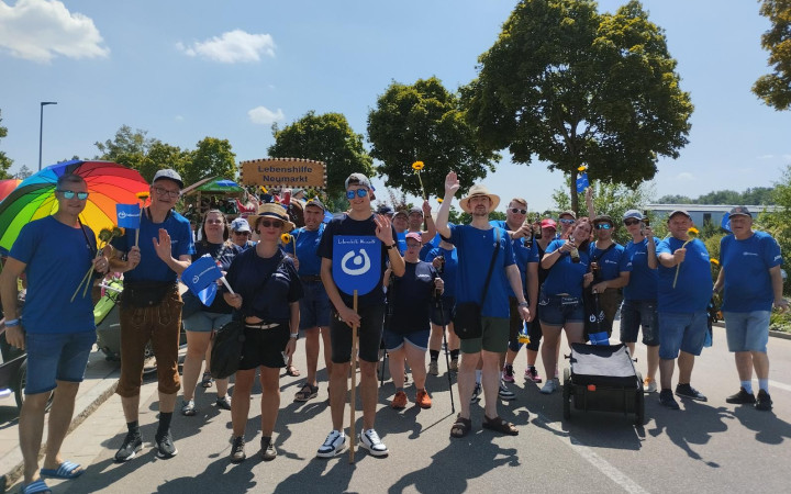 Gruppenfoto der Teilnehmer*innen der Lebenshilfe Neumarkt beim Volksfestzug 2025