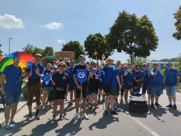 Gruppenfoto der Teilnehmer*innen der Lebenshilfe Neumarkt beim Volksfestzug 2025