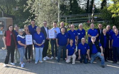 Spendenübergabe vor Ort beim Repair Café - Gruppenfoto
