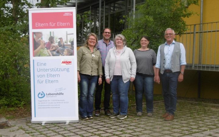 Projekt Eltern für Eltern - Gruppenfoto der Peer-Berater*innen und dem Projektleiter
