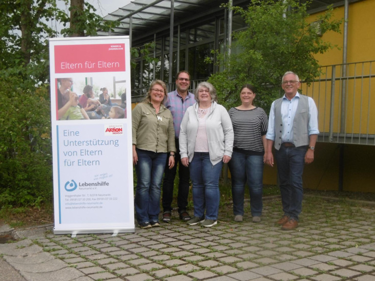 Projekt Eltern für Eltern - Gruppenfoto der Peer-Berater*innen und dem Projektleiter